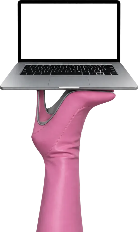 Mão com luva rosa segurando um notebook